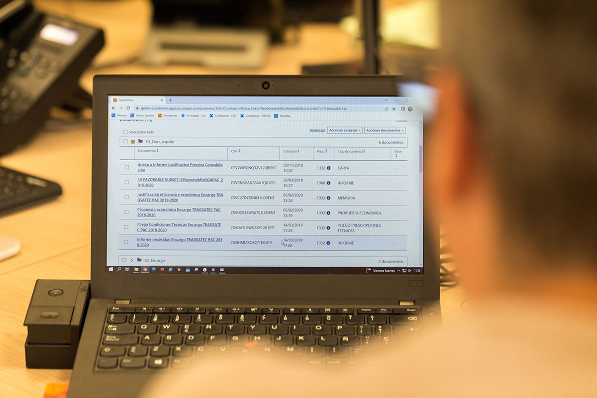En una pantalla de un ordenador, una persona trabaja con el Gestor de Expedientes